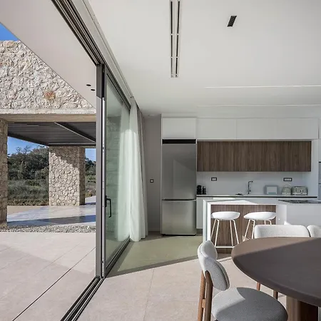Aeora - Shoreline Getaway By Etouri *