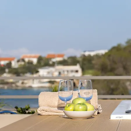 Aeora - Shoreline Getaway By Etouri